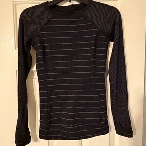 Lululemon Women's Workout Running Shirt W/Thumb Holes Size 6 P2P Is 14”